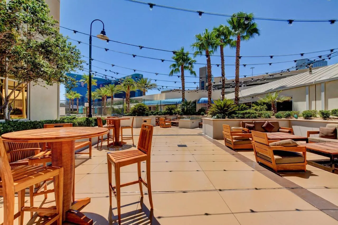 Strip View Balcony Suites - No Resort Fee ! ラスベガス アパート