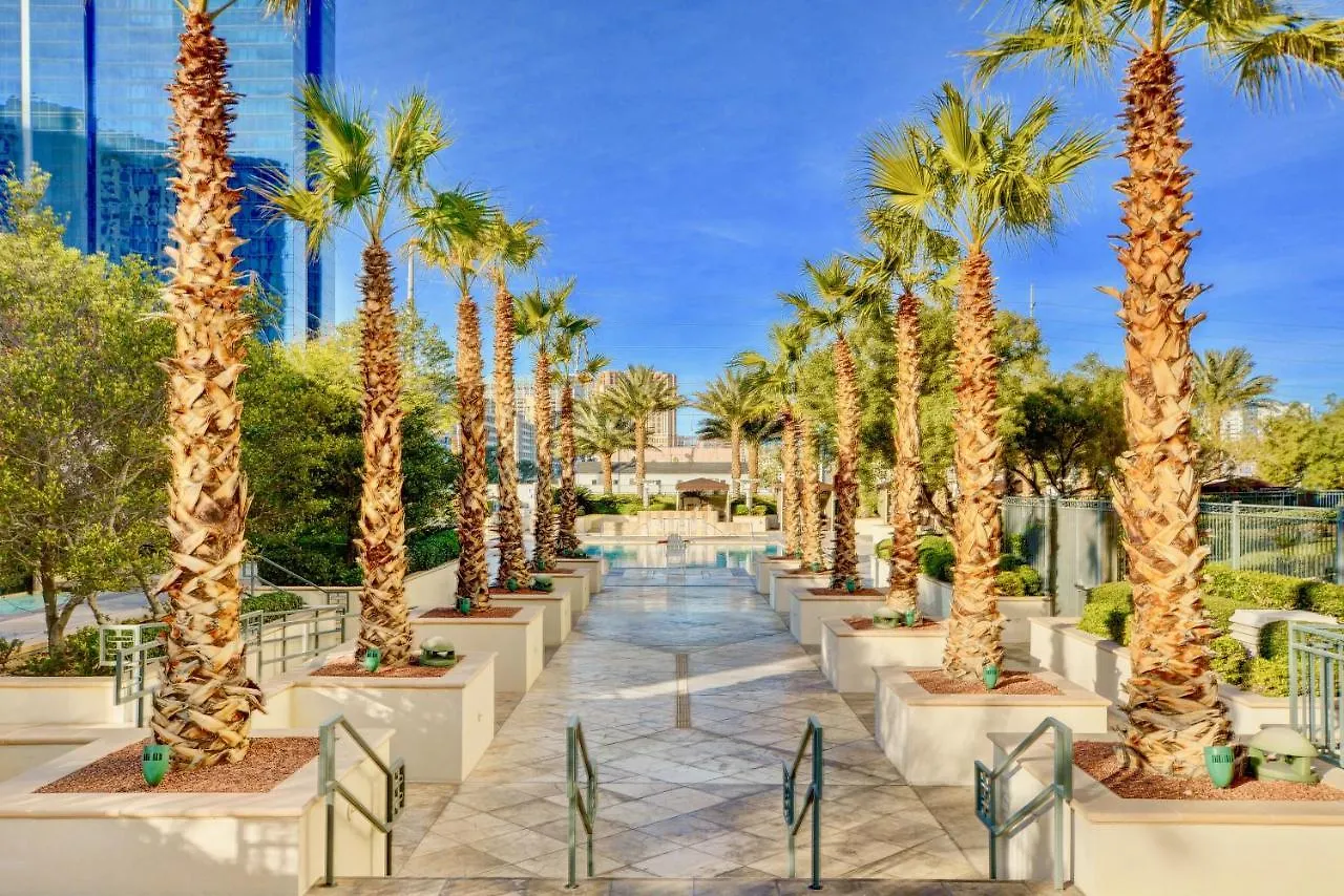 Strip View Balcony Suites - No Resort Fee ! ラスベガス アパート