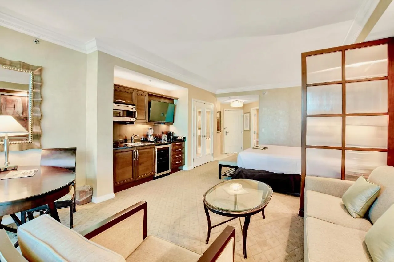 Strip View Balcony Suites - No Resort Fee ! ラスベガス アパート